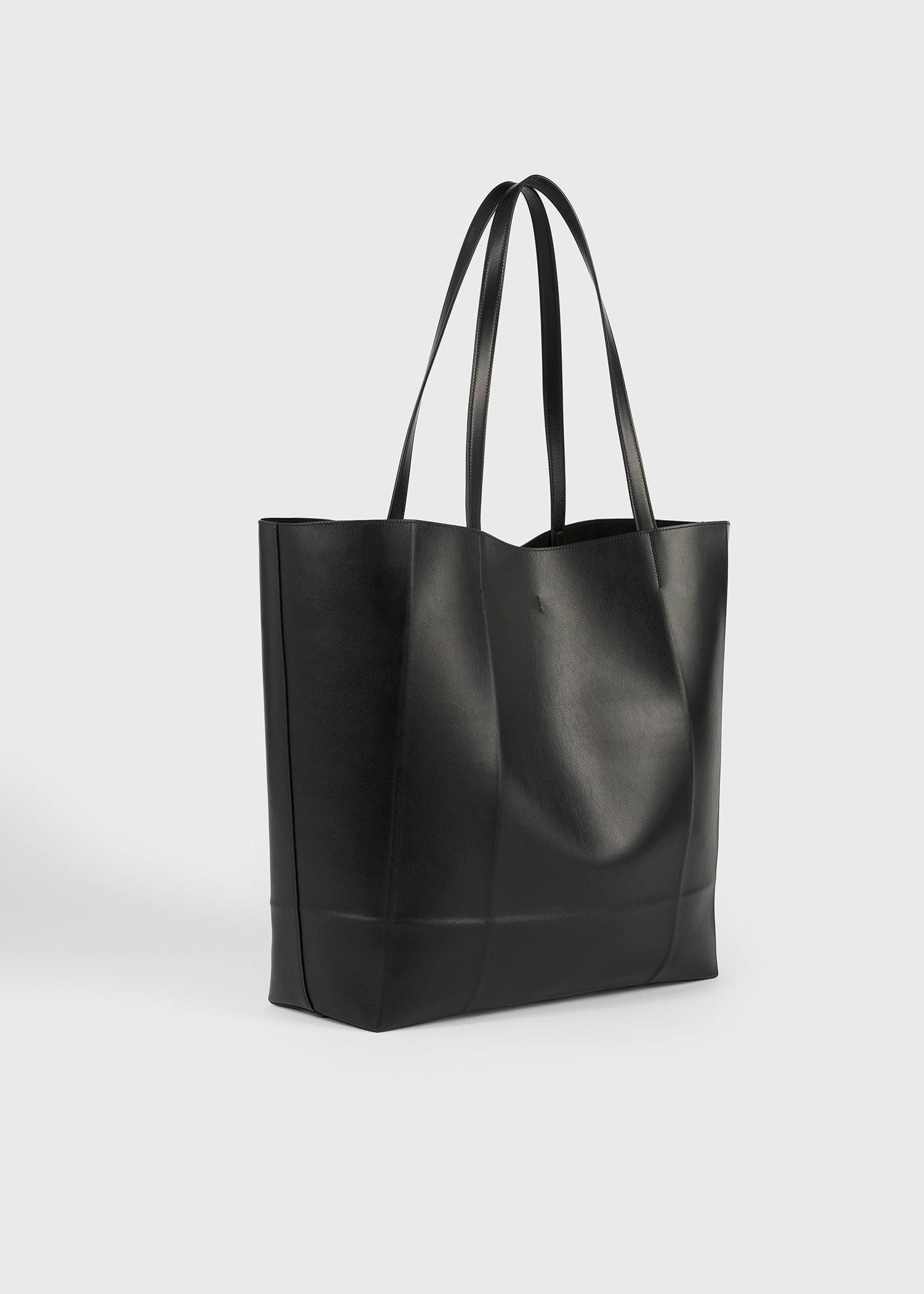 TOTEME 롬 레더 토트백 블랙의 블랙컬러 1번쨰 이미지입니다.