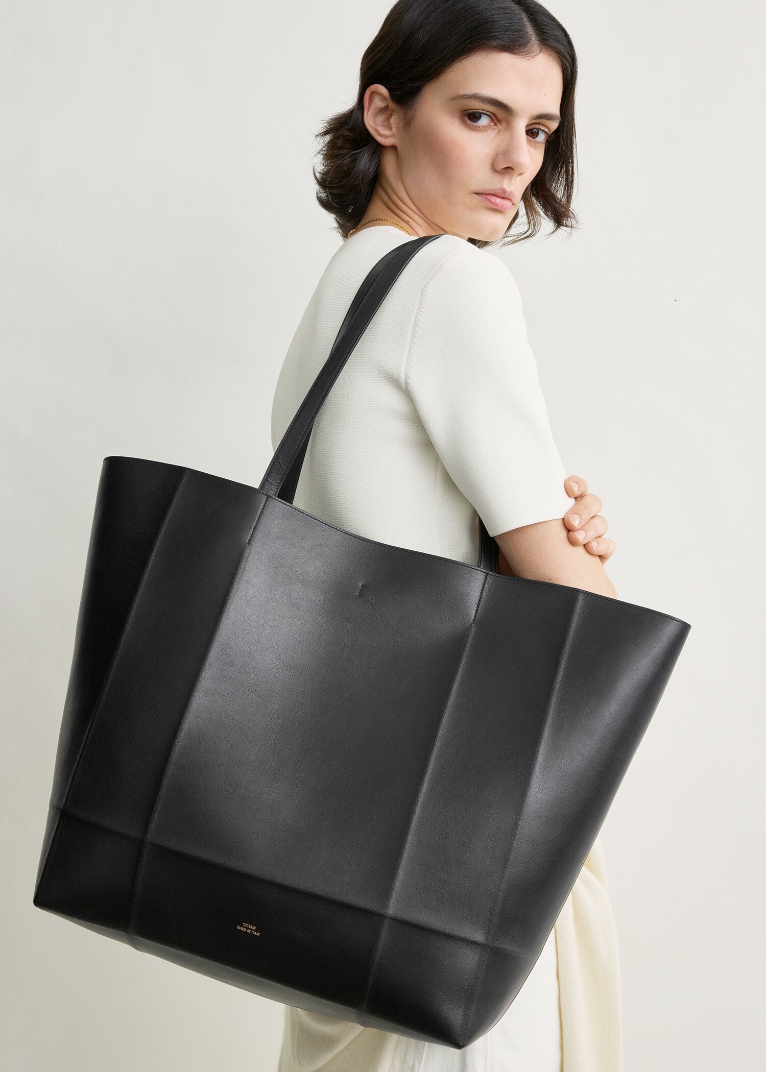 TOTEME 롬 레더 토트백 블랙의 블랙컬러 7번쨰 이미지입니다.