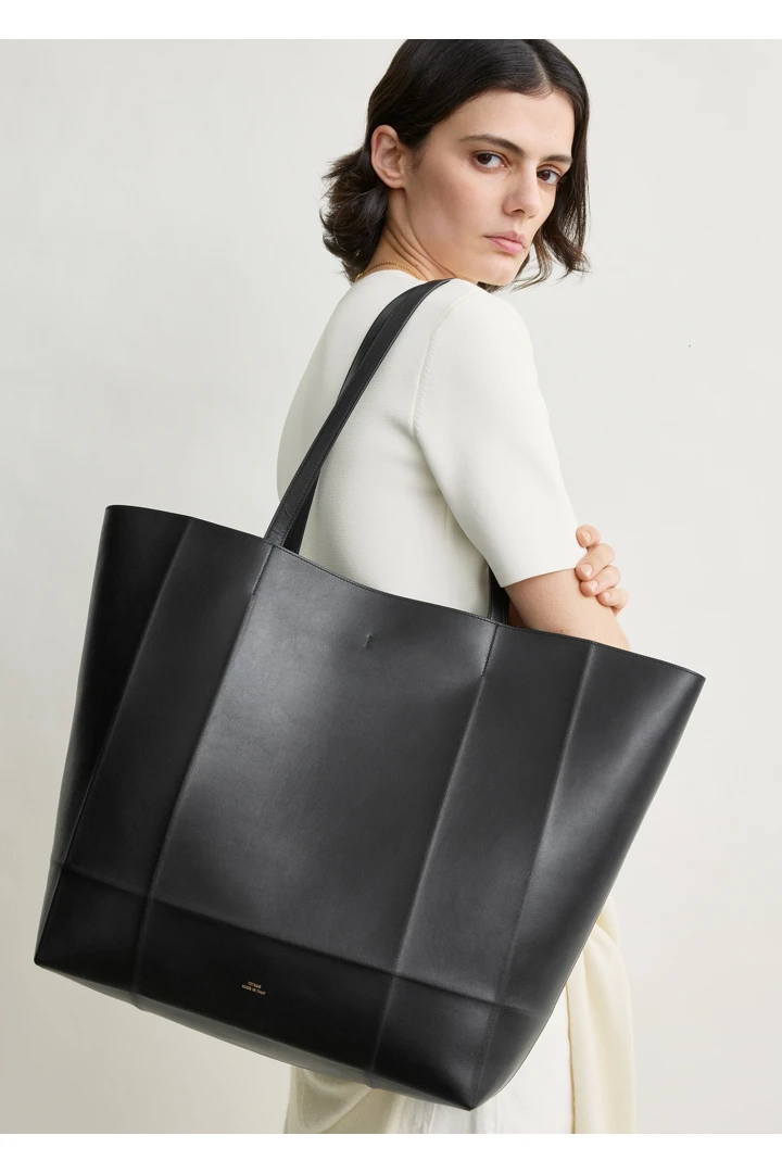 TOTEME 롬 레더 토트백 블랙의 블랙컬러 7번쨰 이미지입니다.