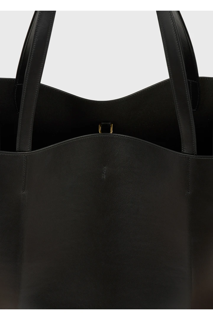 TOTEME 롬 레더 토트백 블랙의 블랙컬러 2번쨰 이미지입니다.