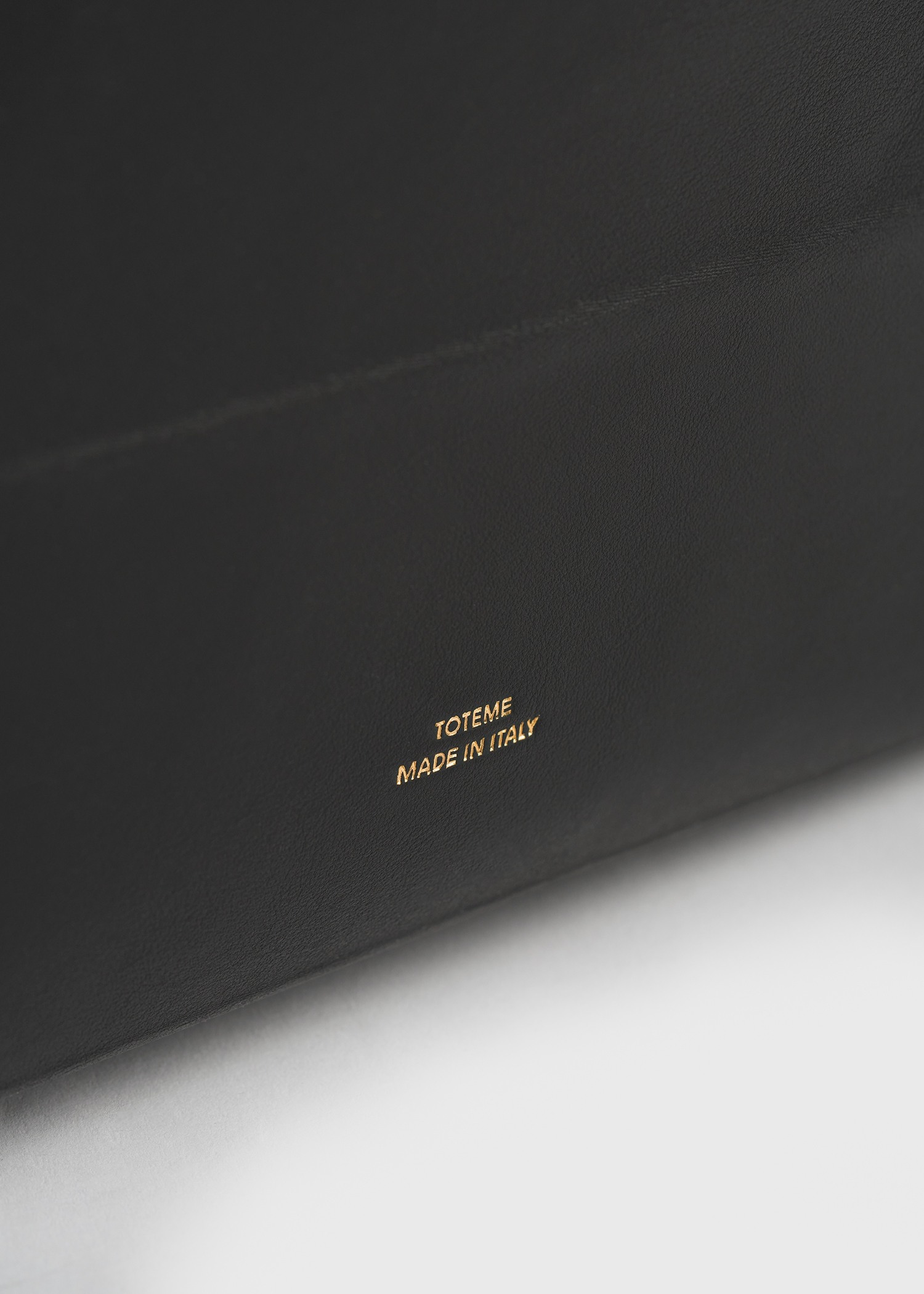 TOTEME 롬 레더 토트백 블랙의 블랙컬러 3번쨰 이미지입니다.