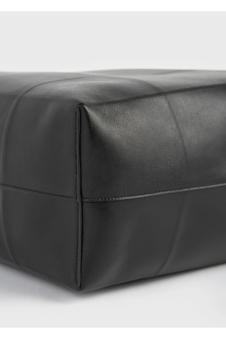 TOTEME 롬 레더 토트백 블랙의 블랙컬러 4번쨰 이미지입니다.