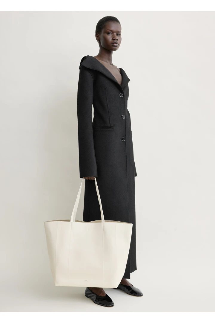 TOTEME 롬 레더 토트백 스톤의 스톤컬러 4번쨰 이미지입니다.