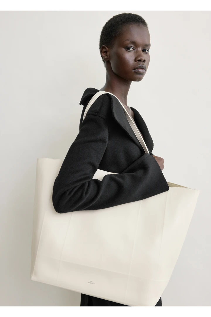 TOTEME 롬 레더 토트백 스톤의 스톤컬러 5번쨰 이미지입니다.