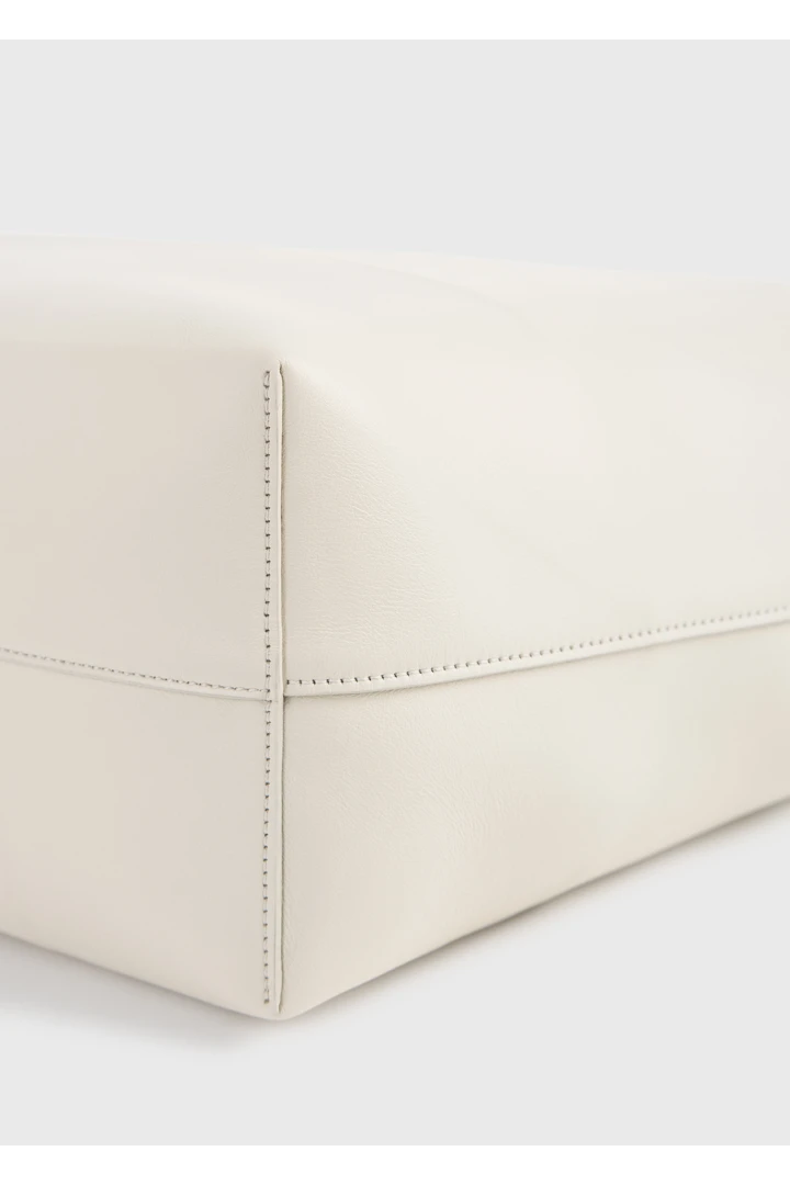 TOTEME 롬 레더 토트백 스톤의 스톤컬러 1번쨰 이미지입니다.