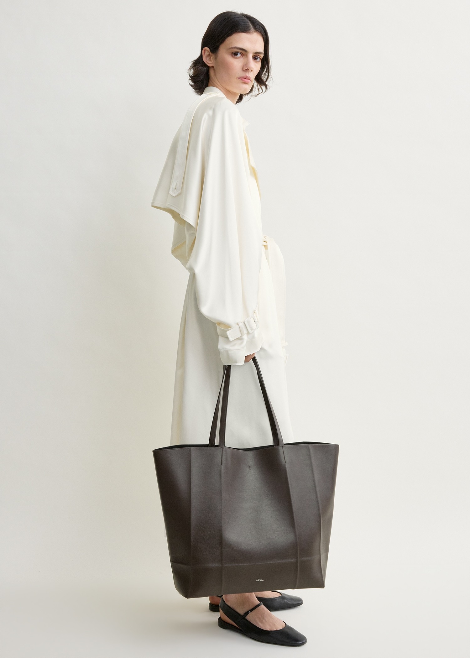 TOTEME 롬 레더 토트백 브라운의 브라운컬러 6번쨰 이미지입니다.