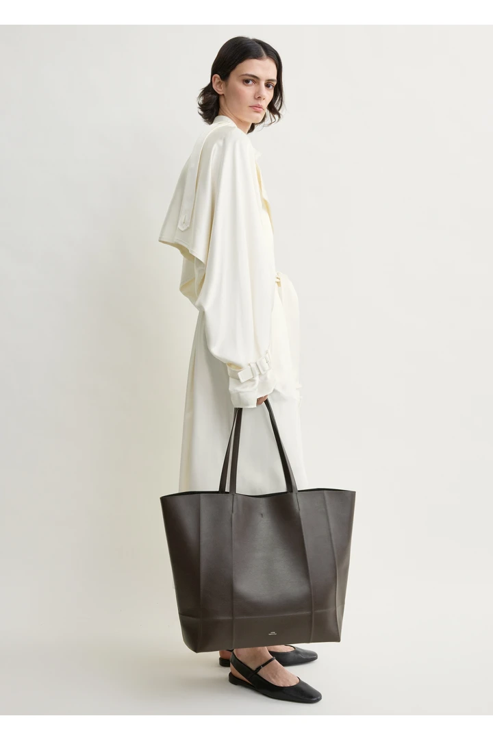 TOTEME 롬 레더 토트백 브라운의 브라운컬러 6번쨰 이미지입니다.