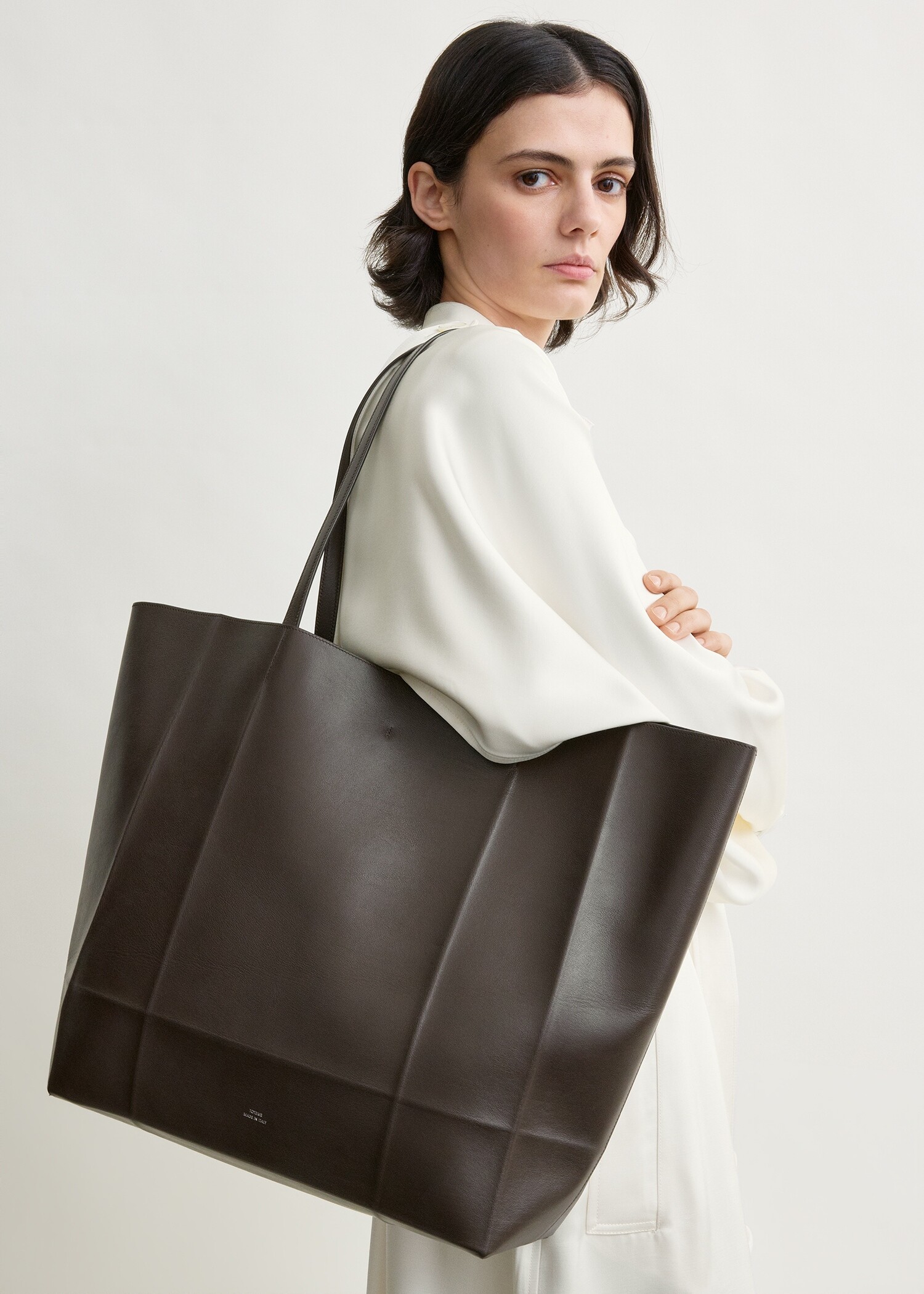 TOTEME 롬 레더 토트백 브라운의 브라운컬러 7번쨰 이미지입니다.