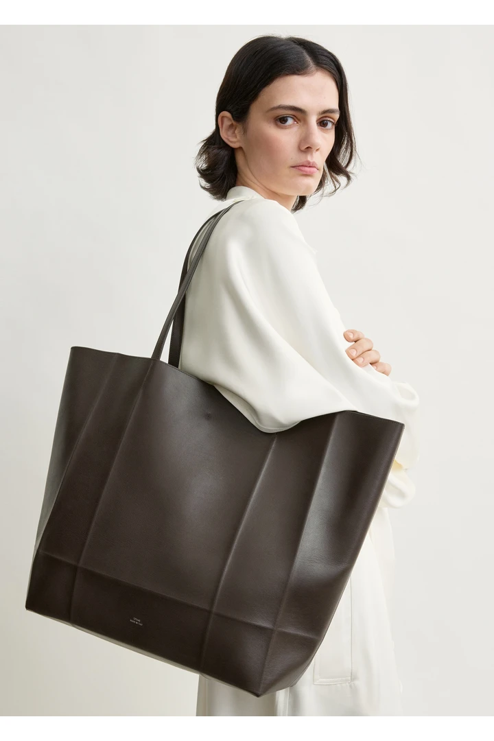 TOTEME 롬 레더 토트백 브라운의 브라운컬러 7번쨰 이미지입니다.