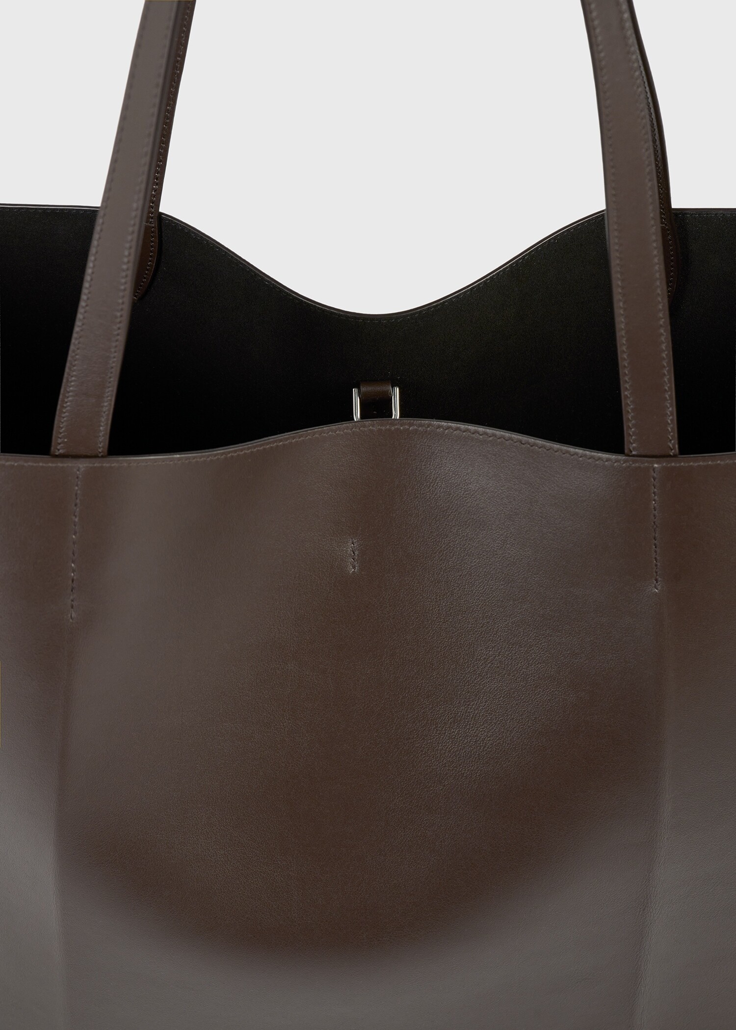 TOTEME 롬 레더 토트백 브라운의 브라운컬러 2번쨰 이미지입니다.