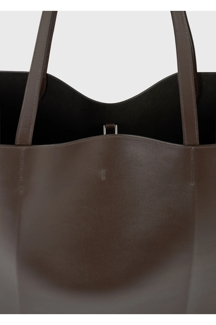 TOTEME 롬 레더 토트백 브라운의 브라운컬러 2번쨰 이미지입니다.