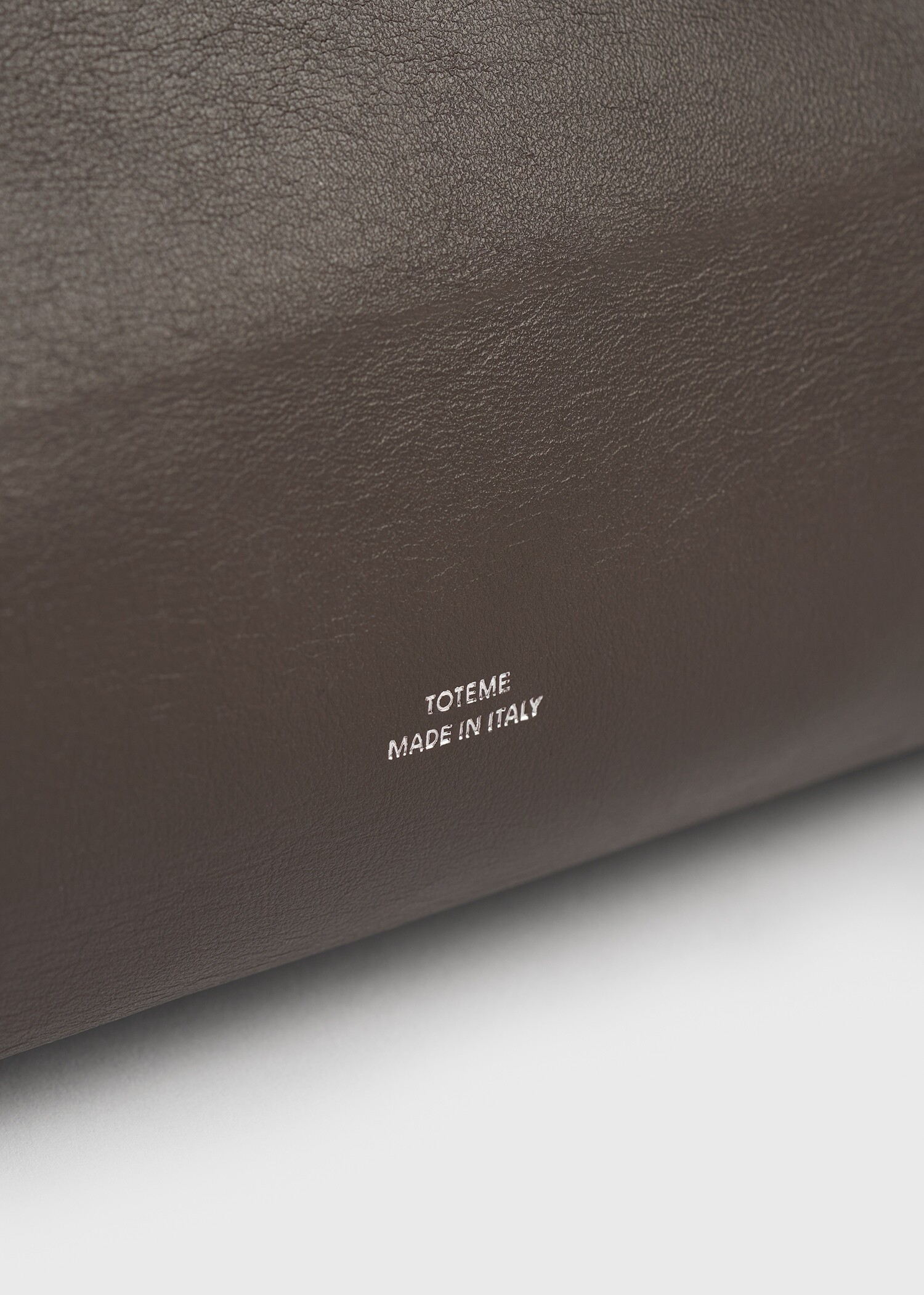 TOTEME 롬 레더 토트백 브라운의 브라운컬러 3번쨰 이미지입니다.