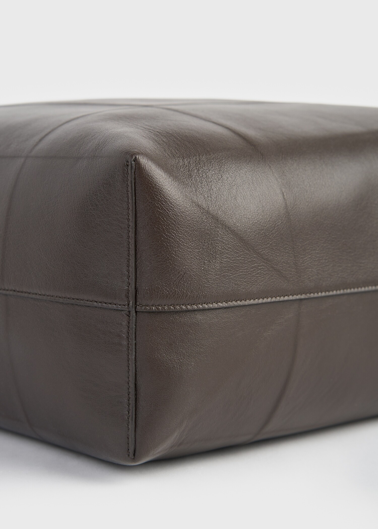 TOTEME 롬 레더 토트백 브라운의 브라운컬러 4번쨰 이미지입니다.