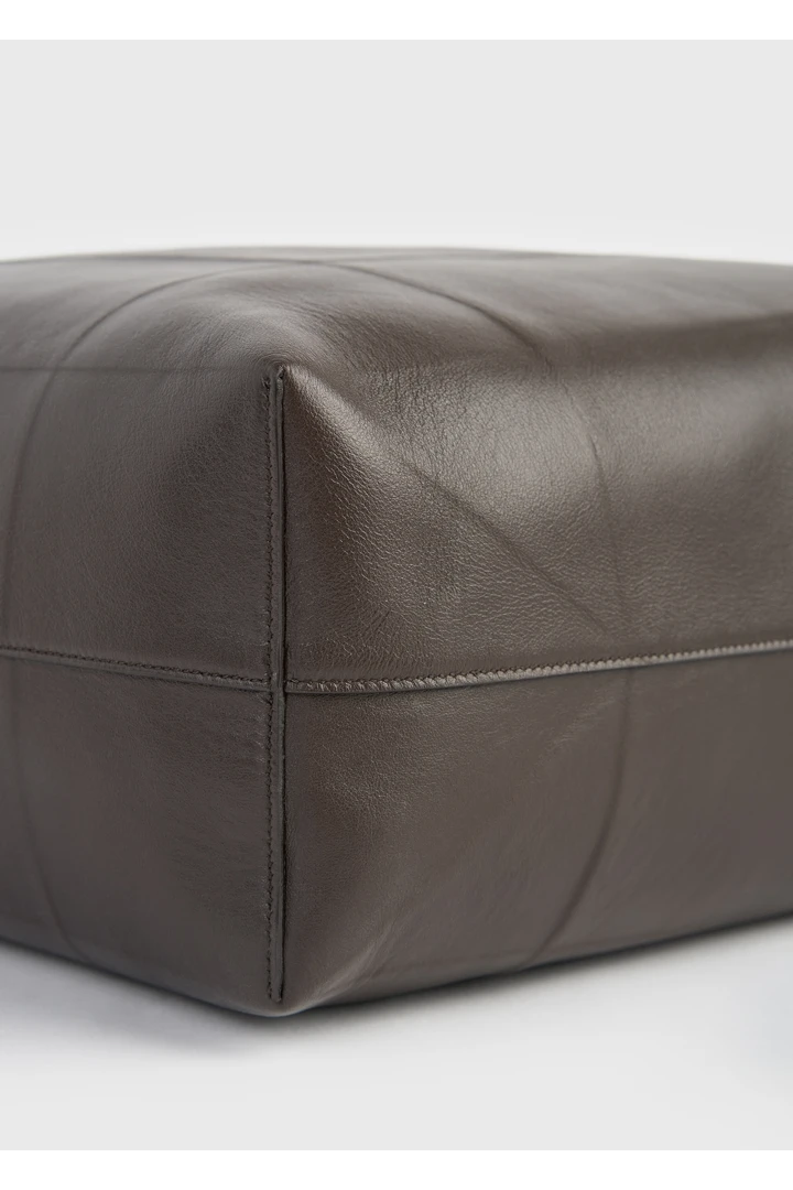 TOTEME 롬 레더 토트백 브라운의 브라운컬러 4번쨰 이미지입니다.