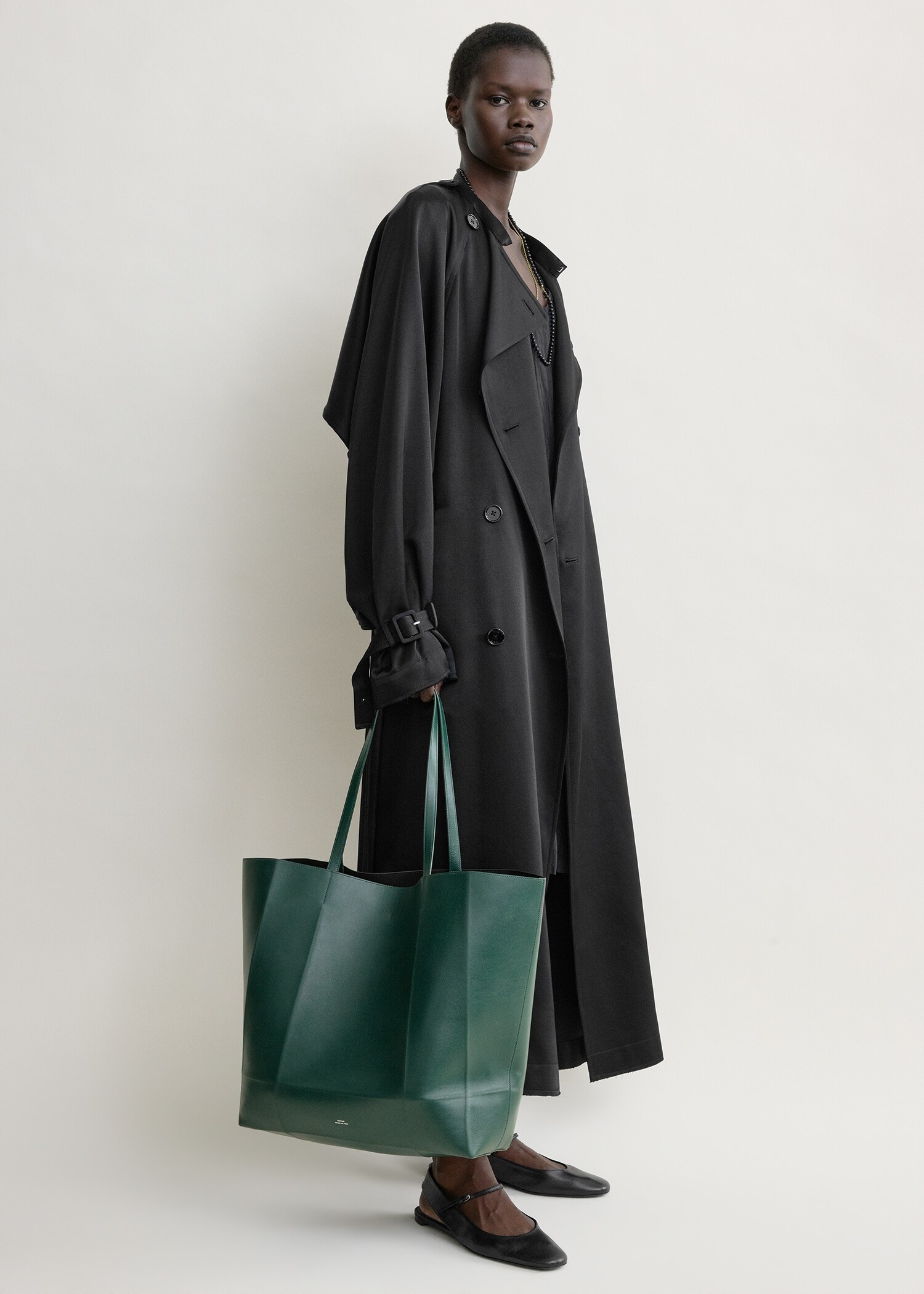 TOTEME 롬 레더 토트백 다크 그린의 다크 그린컬러 6번쨰 이미지입니다.