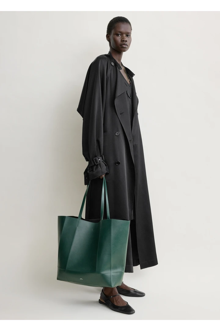 TOTEME 롬 레더 토트백 다크 그린의 다크 그린컬러 6번쨰 이미지입니다.