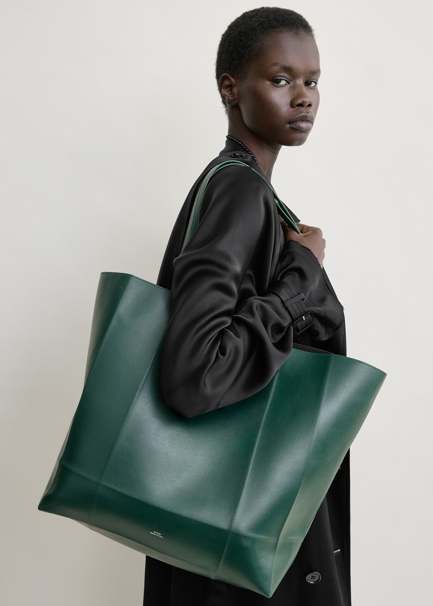 TOTEME 롬 레더 토트백 다크 그린의 다크 그린컬러 7번쨰 이미지입니다.