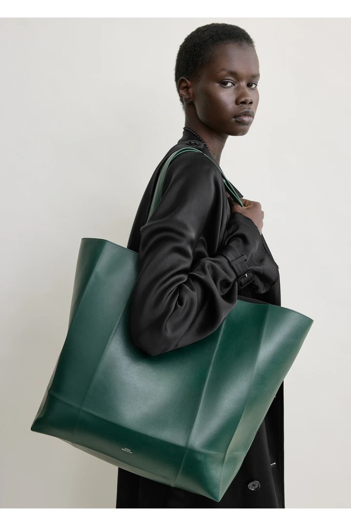 TOTEME 롬 레더 토트백 다크 그린의 다크 그린컬러 7번쨰 이미지입니다.