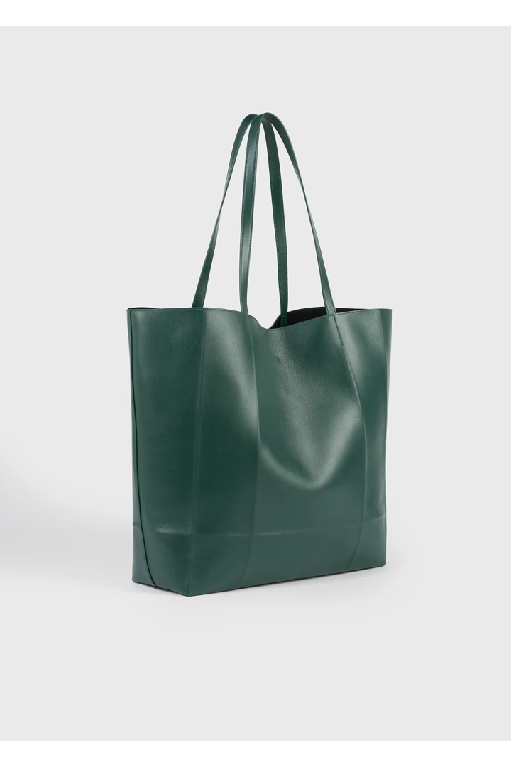 TOTEME 롬 레더 토트백 다크 그린의 다크 그린컬러 1번쨰 이미지입니다.