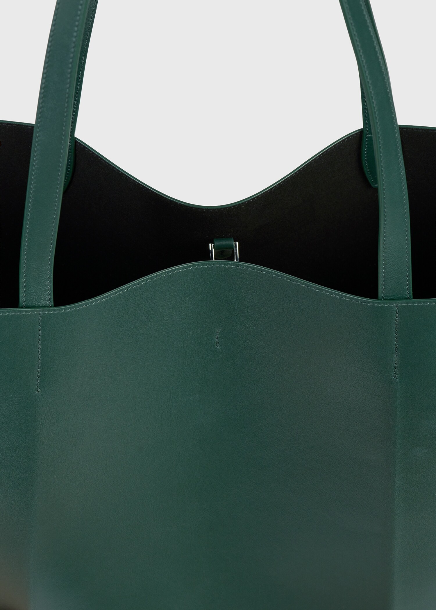 TOTEME 롬 레더 토트백 다크 그린의 다크 그린컬러 2번쨰 이미지입니다.
