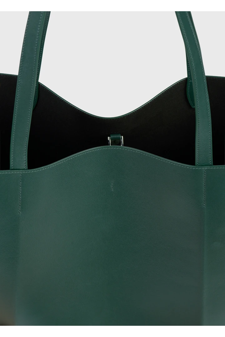 TOTEME 롬 레더 토트백 다크 그린의 다크 그린컬러 2번쨰 이미지입니다.