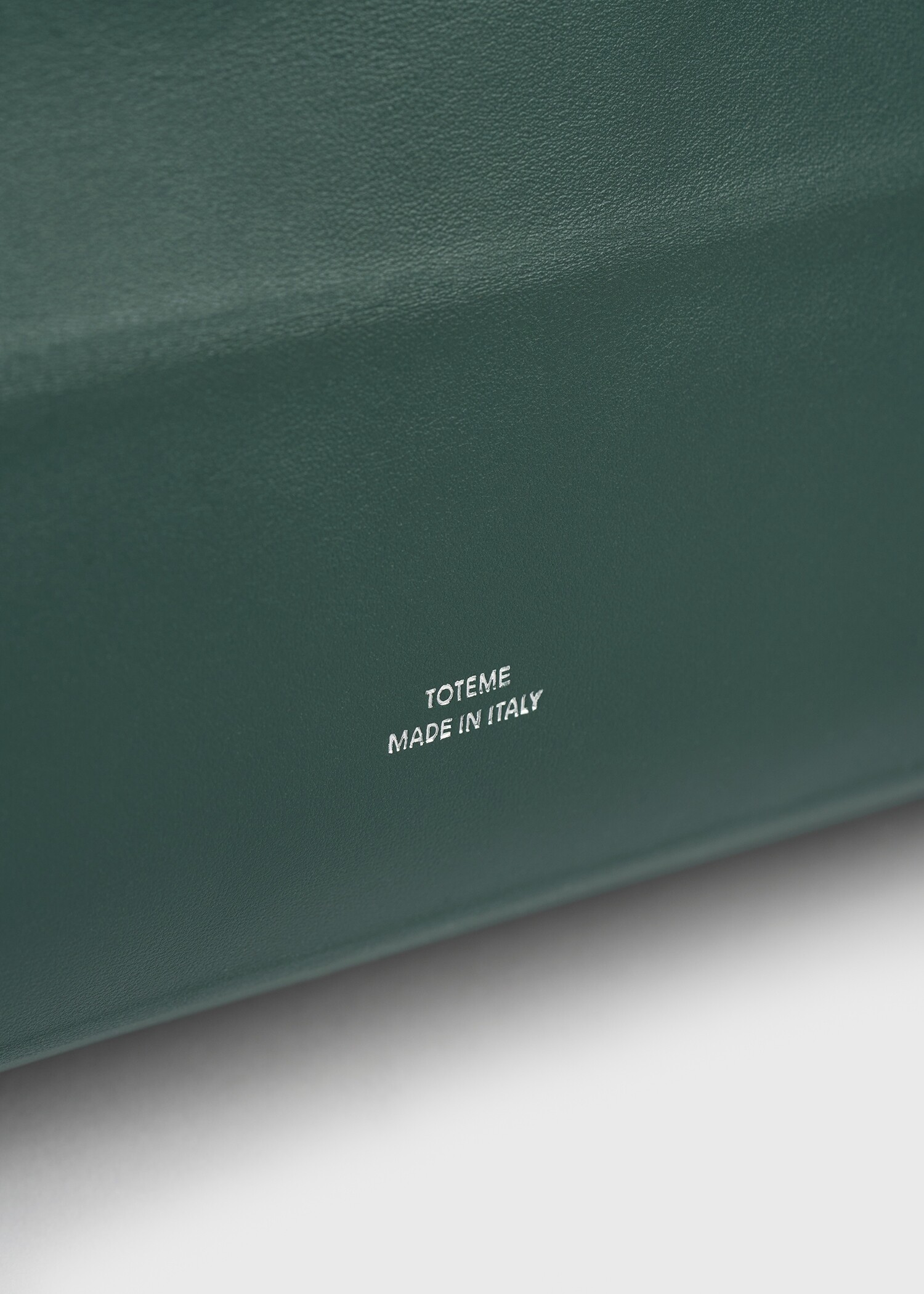 TOTEME 롬 레더 토트백 다크 그린의 다크 그린컬러 3번쨰 이미지입니다.