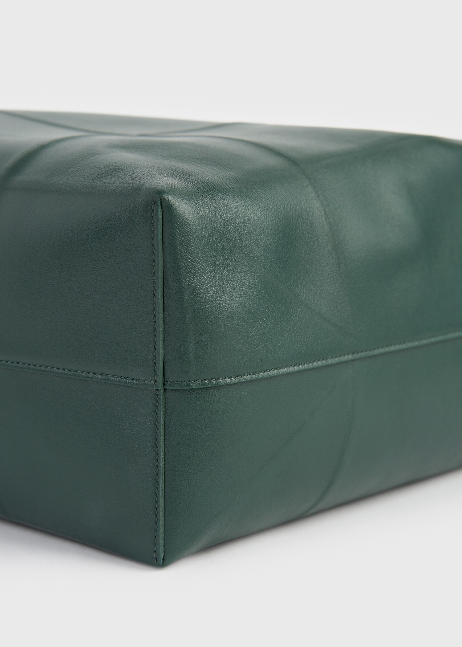 TOTEME 롬 레더 토트백 다크 그린의 다크 그린컬러 4번쨰 이미지입니다.