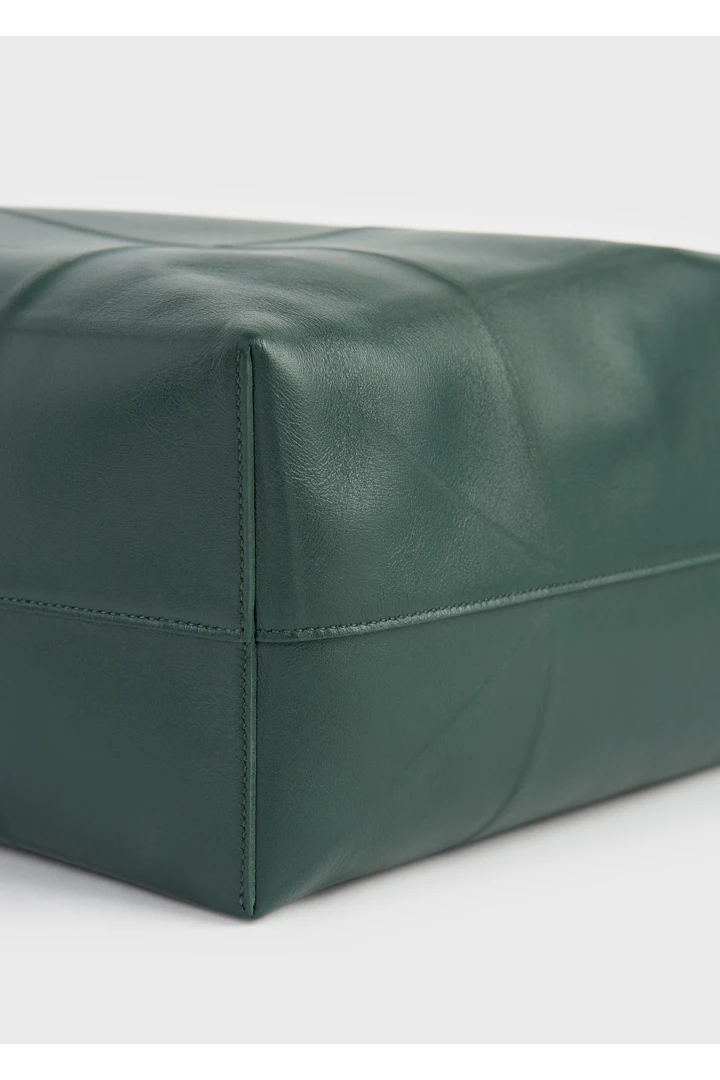TOTEME 롬 레더 토트백 다크 그린의 다크 그린컬러 4번쨰 이미지입니다.