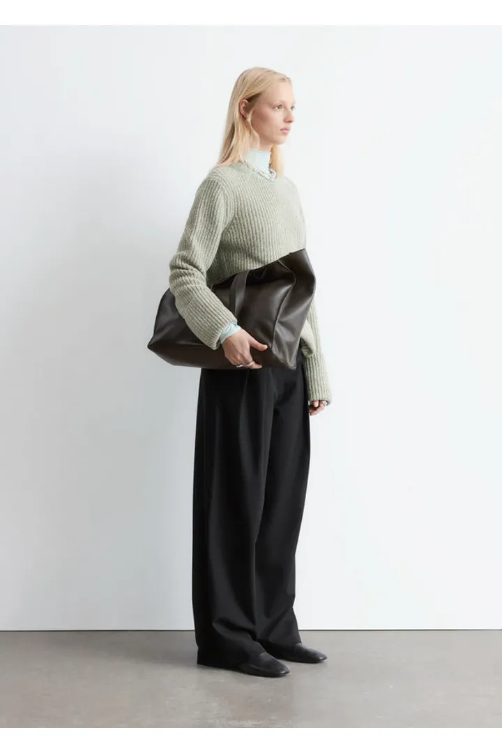 앤아더스토리즈 울 블렌드 테일러드 트라우저의 블랙컬러 ECOMLook입니다.