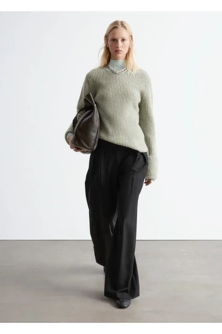 앤아더스토리즈 울 블렌드 테일러드 트라우저의 블랙컬러 ECOMLook입니다.