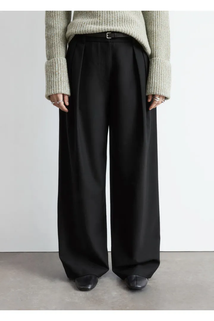 앤아더스토리즈 울 블렌드 테일러드 트라우저의 블랙컬러 ECOMLook입니다.