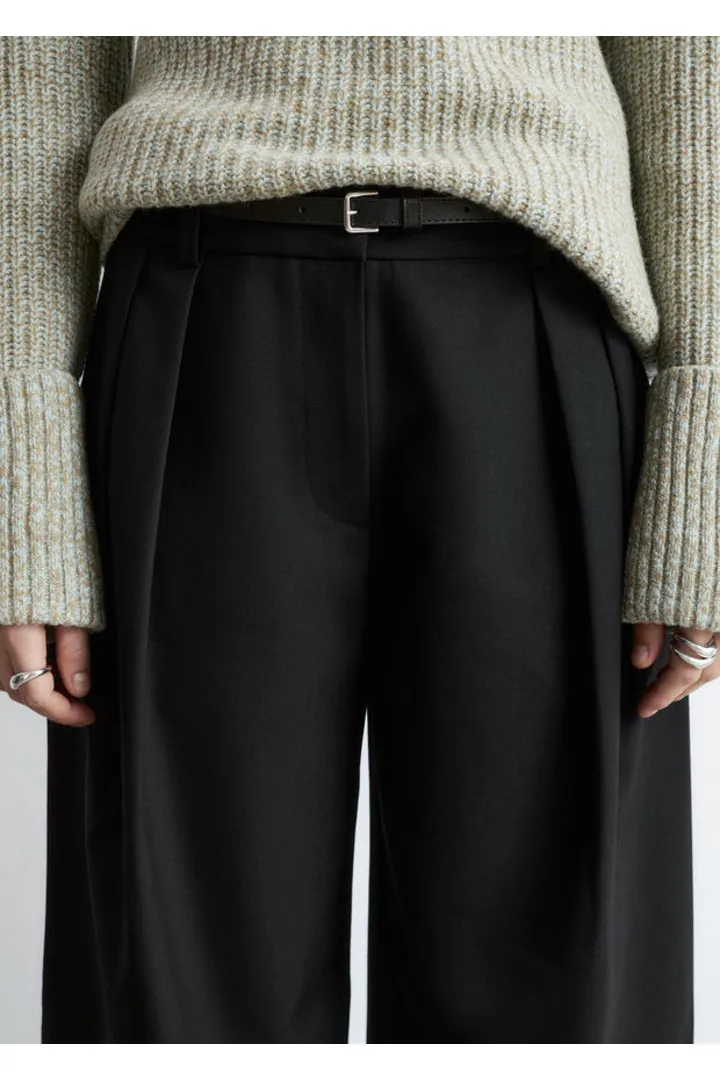 앤아더스토리즈 울 블렌드 테일러드 트라우저의 블랙컬러 ECOMLook입니다.