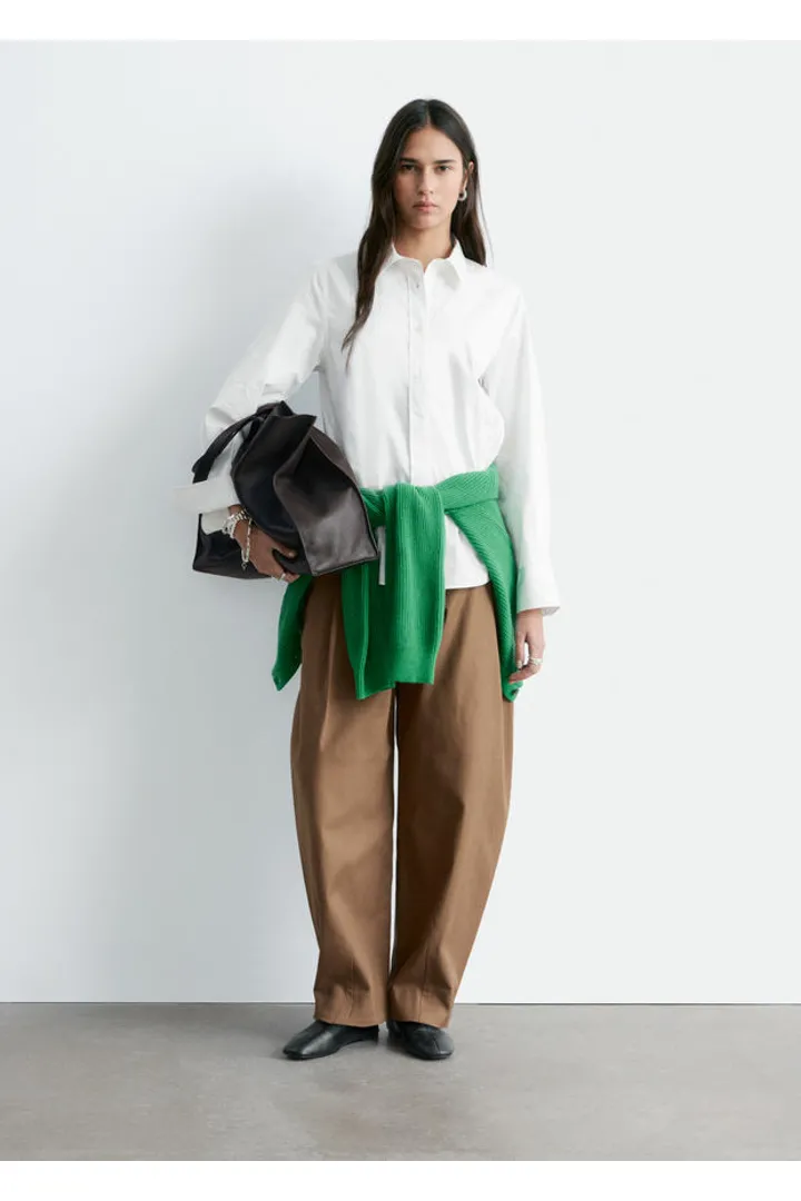 앤아더스토리즈 코튼 셔츠의 크림컬러 ECOMLook입니다.