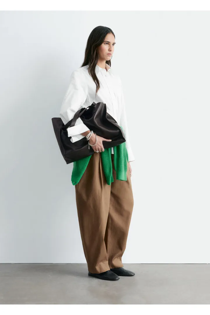 앤아더스토리즈 코튼 셔츠의 크림컬러 ECOMLook입니다.