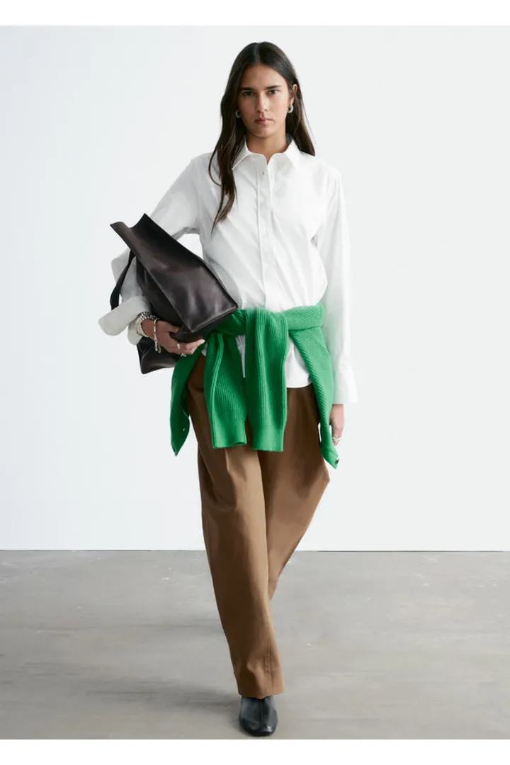 앤아더스토리즈 코튼 셔츠의 크림컬러 ECOMLook입니다.