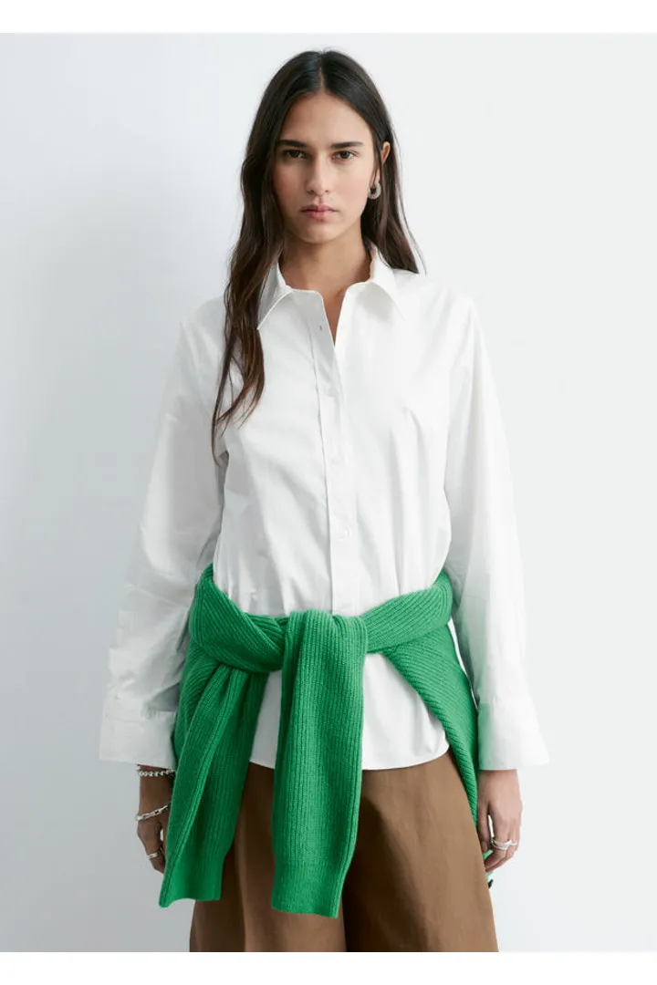 앤아더스토리즈 코튼 셔츠의 크림컬러 ECOMLook입니다.