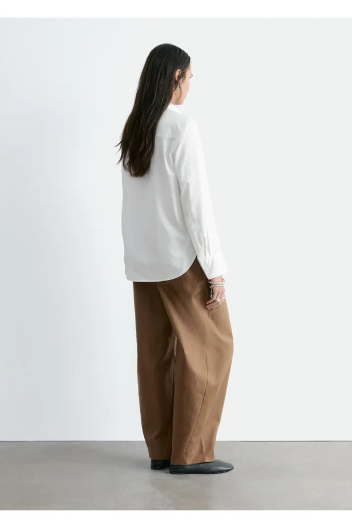 앤아더스토리즈 코튼 셔츠의 크림컬러 ECOMLook입니다.