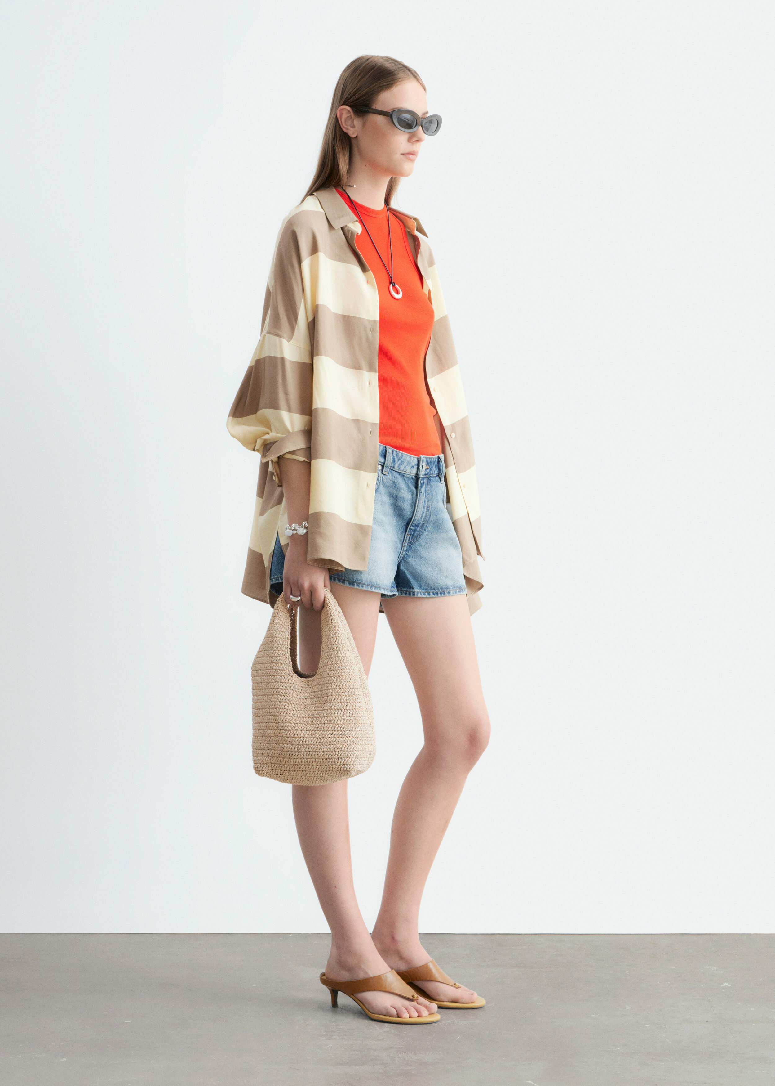 앤아더스토리즈 로우 웨이스트 데님 미니 쇼츠의 미드 블루컬러 ECOMLook입니다.