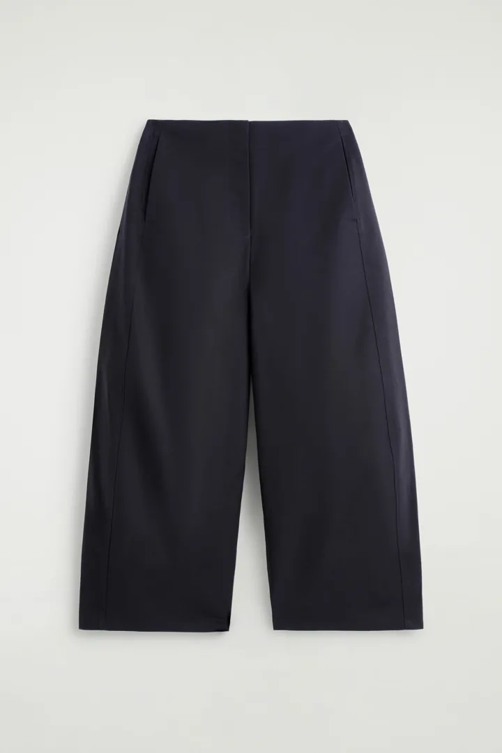 COS default image 0 of 블루 in 크롭 배럴 레그 코튼 트라우저