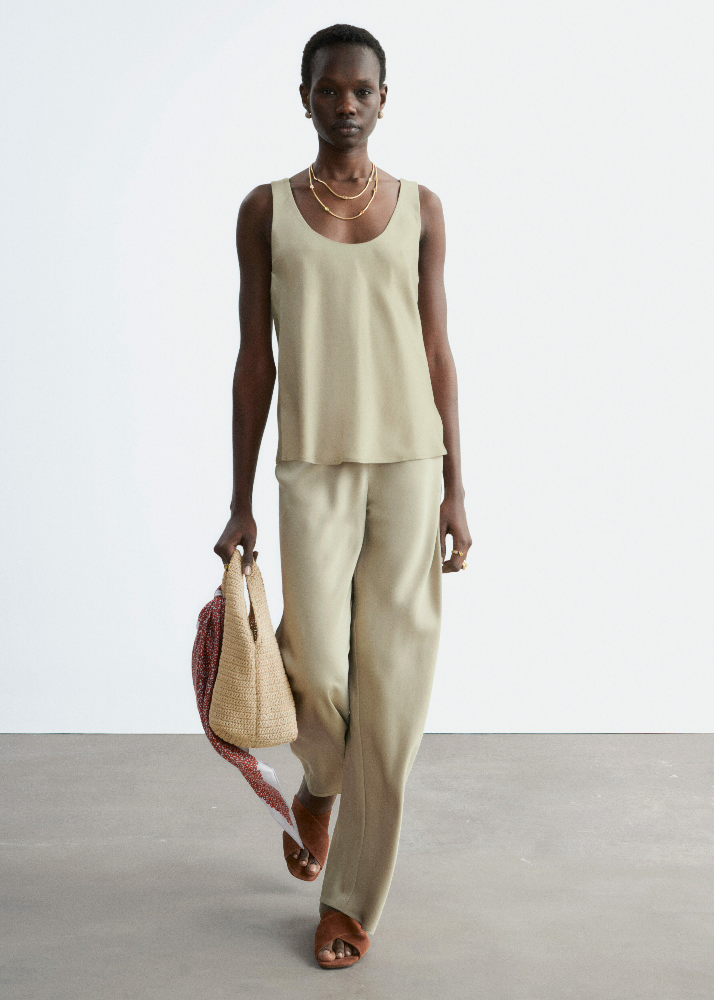 앤아더스토리즈 스쿠프 넥 탱크 탑의 베이지컬러 ECOMLook입니다.