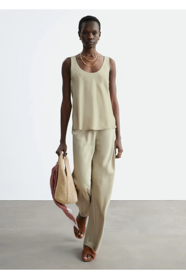 앤아더스토리즈 스쿠프 넥 탱크 탑의 베이지컬러 ECOMLook입니다.