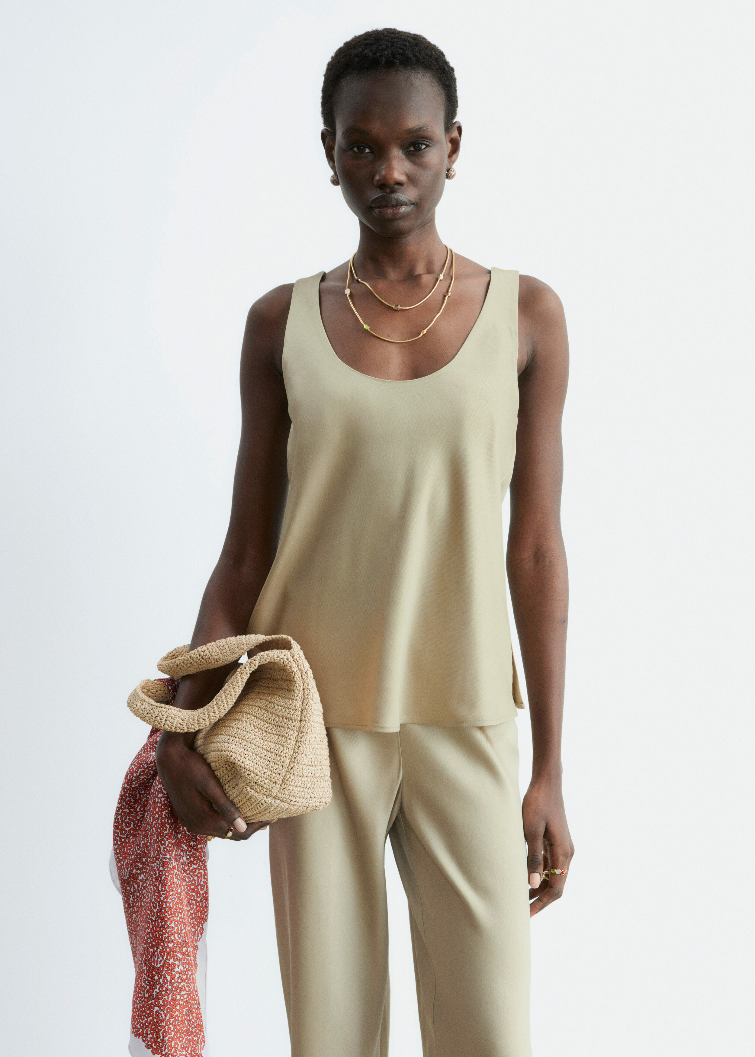 앤아더스토리즈 스쿠프 넥 탱크 탑의 베이지컬러 ECOMLook입니다.