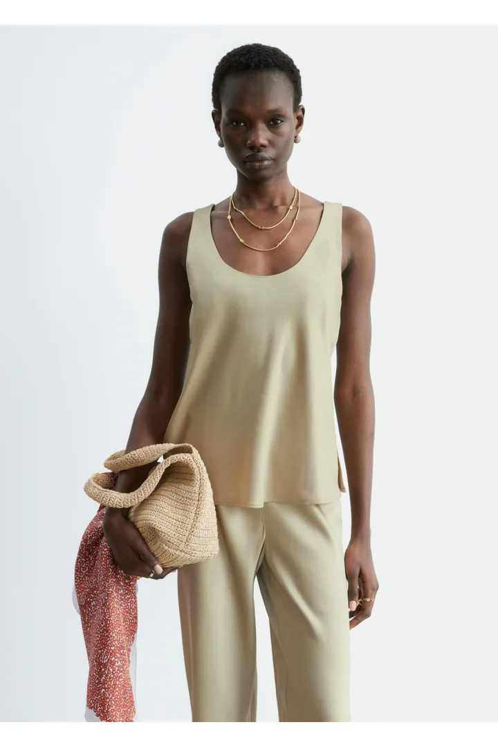 앤아더스토리즈 스쿠프 넥 탱크 탑의 베이지컬러 ECOMLook입니다.