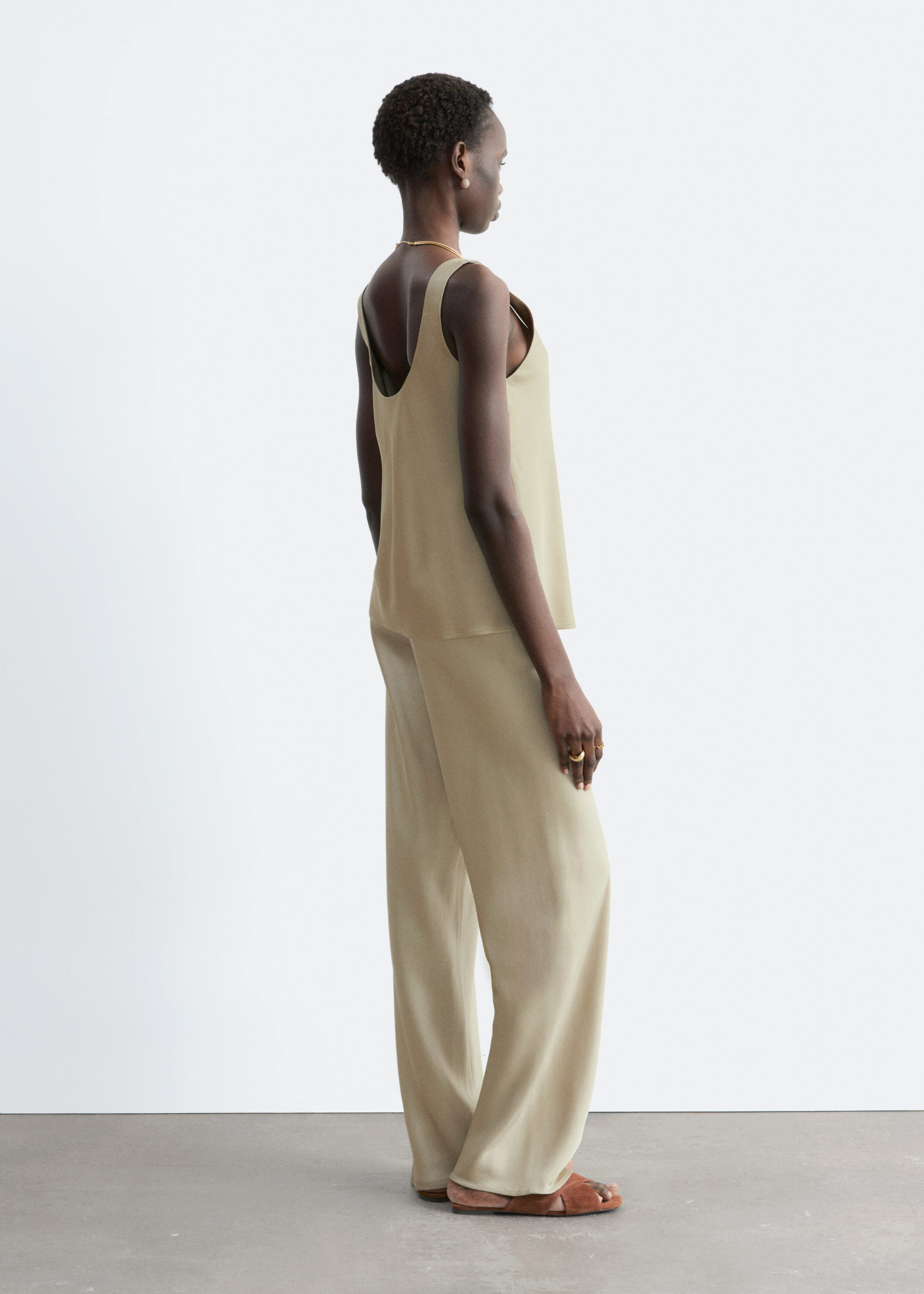 앤아더스토리즈 스쿠프 넥 탱크 탑의 베이지컬러 ECOMLook입니다.