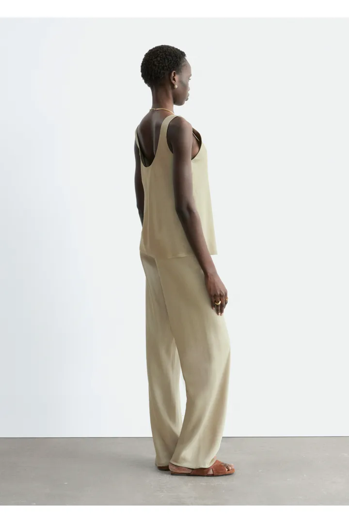 앤아더스토리즈 스쿠프 넥 탱크 탑의 베이지컬러 ECOMLook입니다.