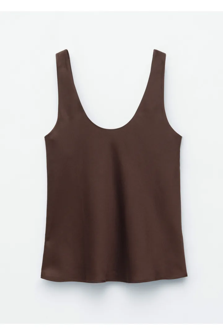 앤아더스토리즈 스쿠프 넥 탱크 탑의 다크 브라운컬러 Product입니다.
