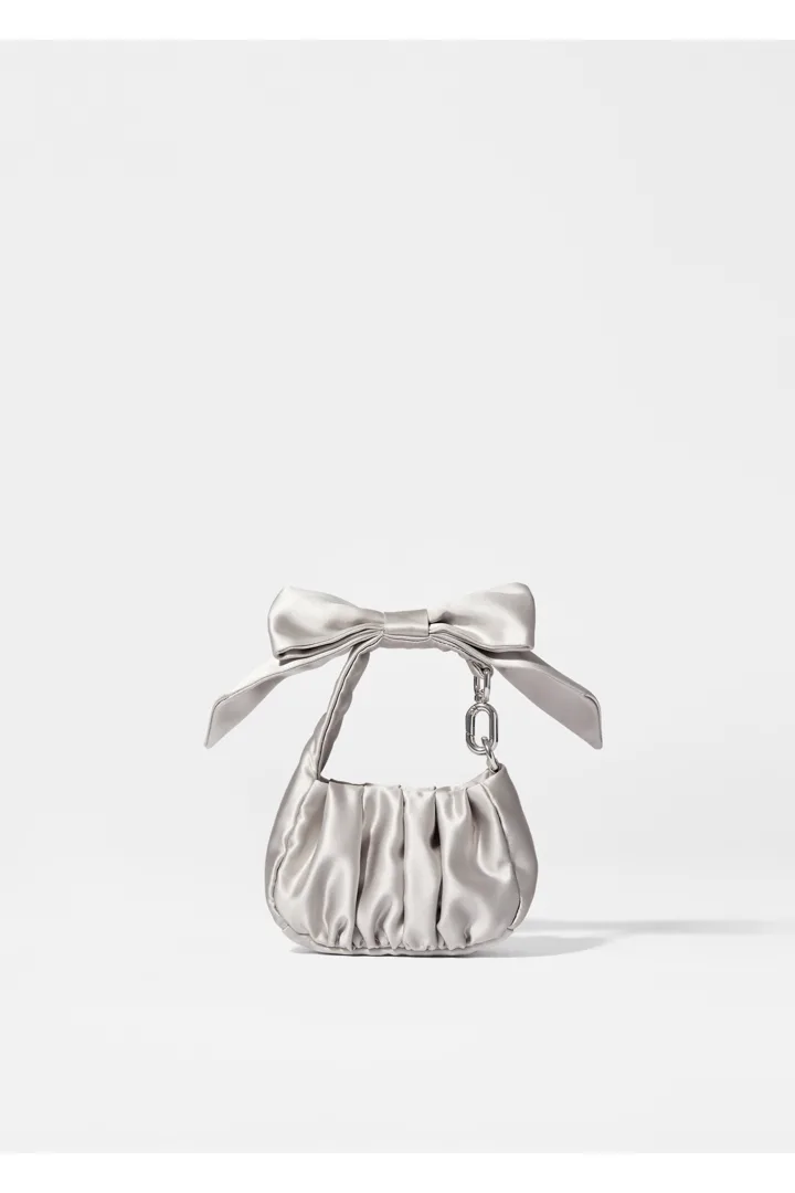 앤아더스토리즈 새틴 보우 나노 백의 실버컬러 Product입니다.