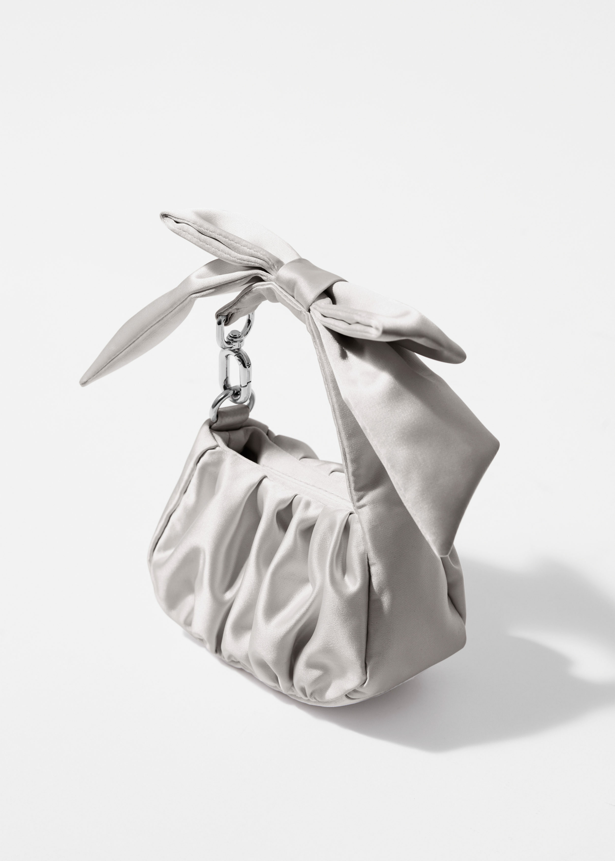 앤아더스토리즈 새틴 보우 나노 백의 실버컬러 Product입니다.