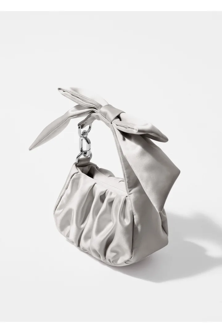 앤아더스토리즈 새틴 보우 나노 백의 실버컬러 Product입니다.