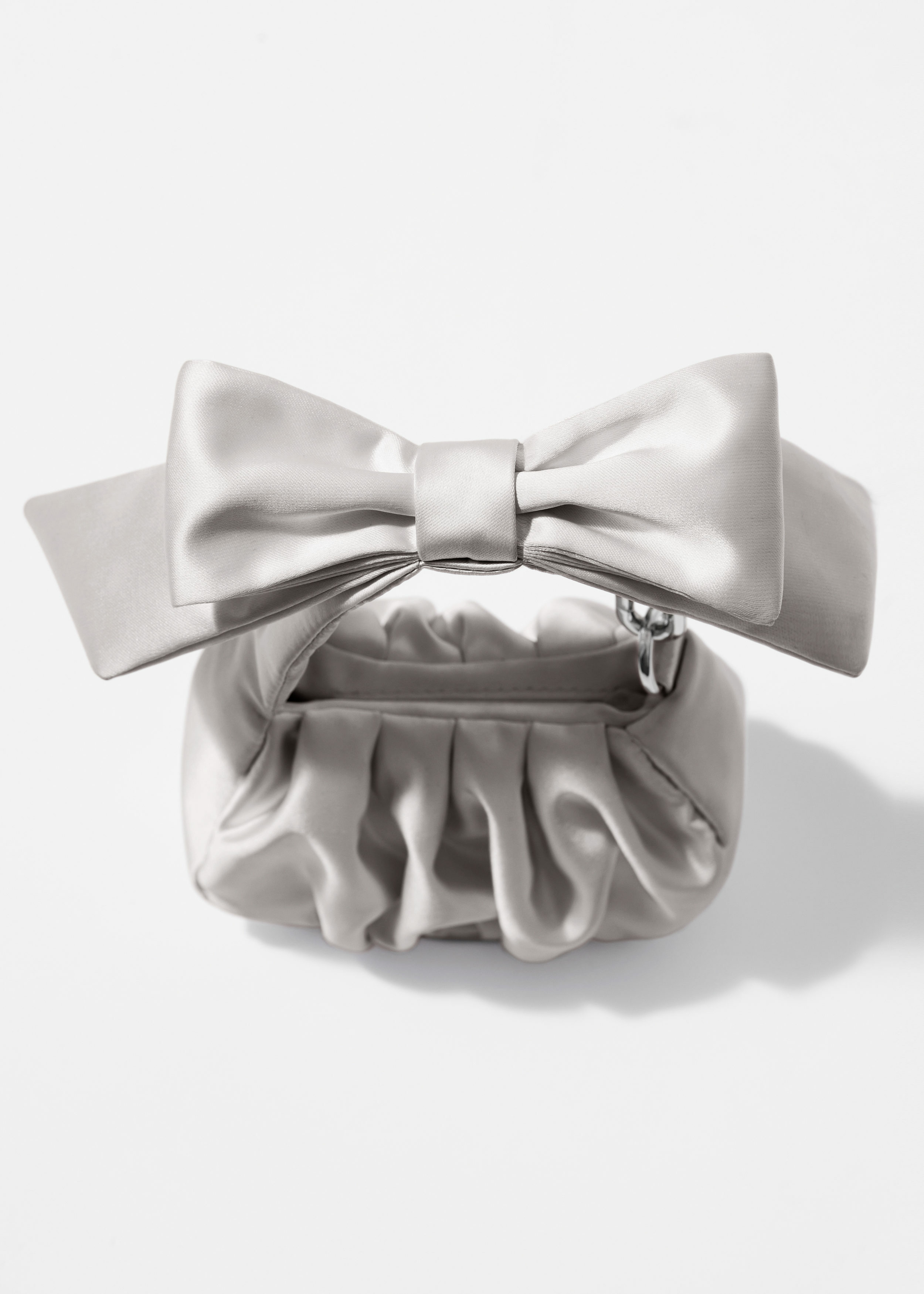 앤아더스토리즈 새틴 보우 나노 백의 실버컬러 Product입니다.